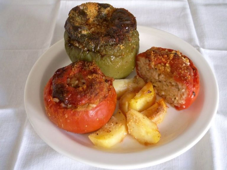 Tomates y pimientos rellenos que se suelen comer en Grecia