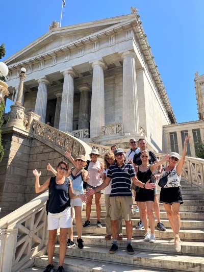 grupo del tour gratis de atenas alternativo que se realiza por la mañana y por la tarde