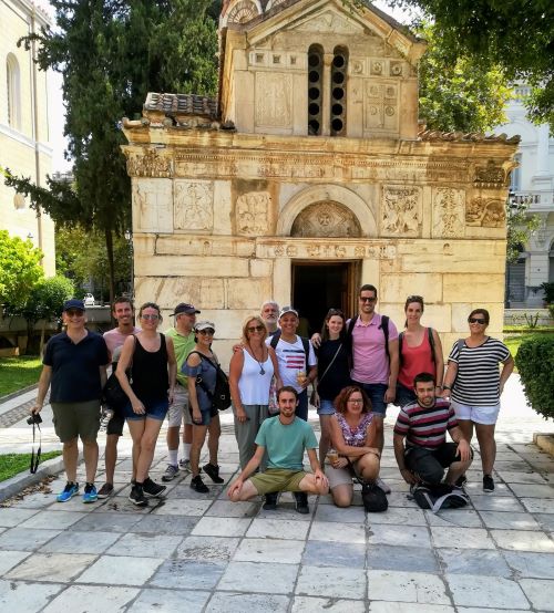 Grupo del free tour en frente de una iglesia bizantina