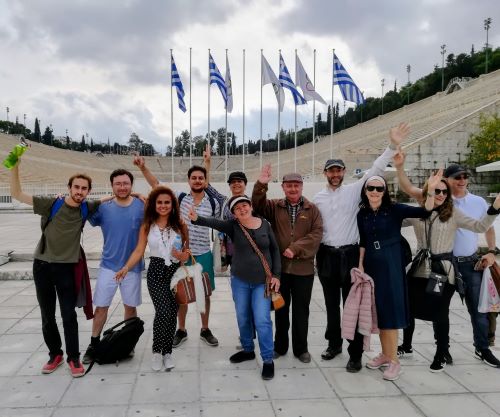 Viajeros del tour en frente del estadio Olímpico con Juan