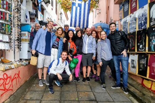 Viajeros descubriendo las calles de Atenas con Free Tour Atenea