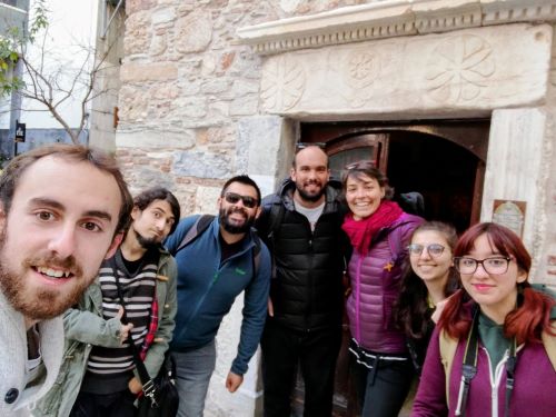 Selfi de Juan con un grupo en Atenas
