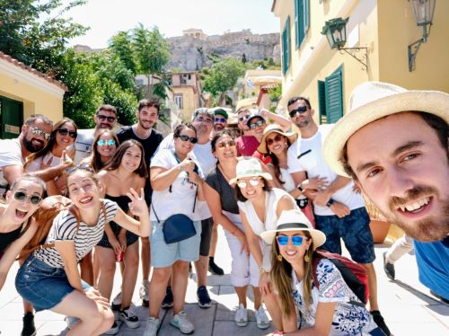 Selfie de Juan Taracena con viajeros en Plaka