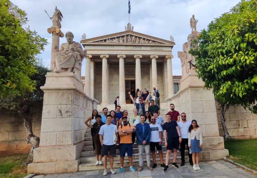 viajeros del walking tour mitologico posando en la academia de Atenas