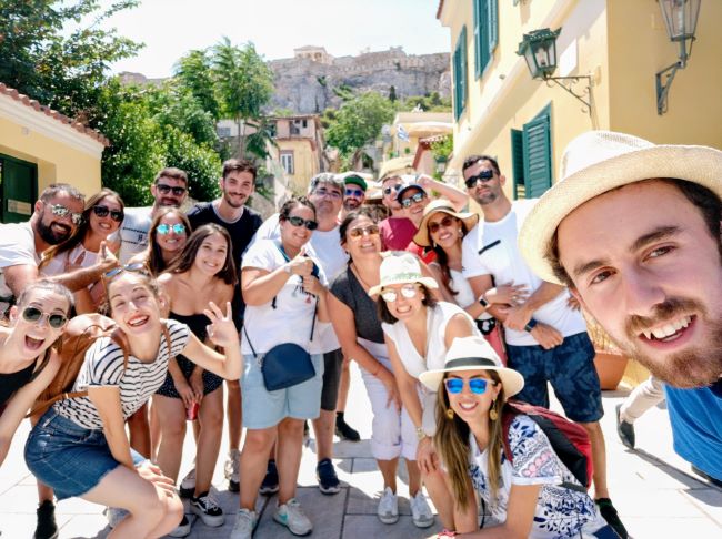 Grupo haciendo un free tour por Atenas