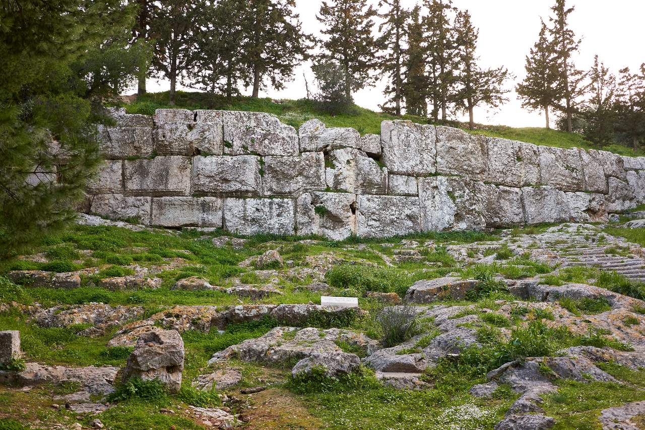 Muro monumental de contención de la tercera fase del Pnyx