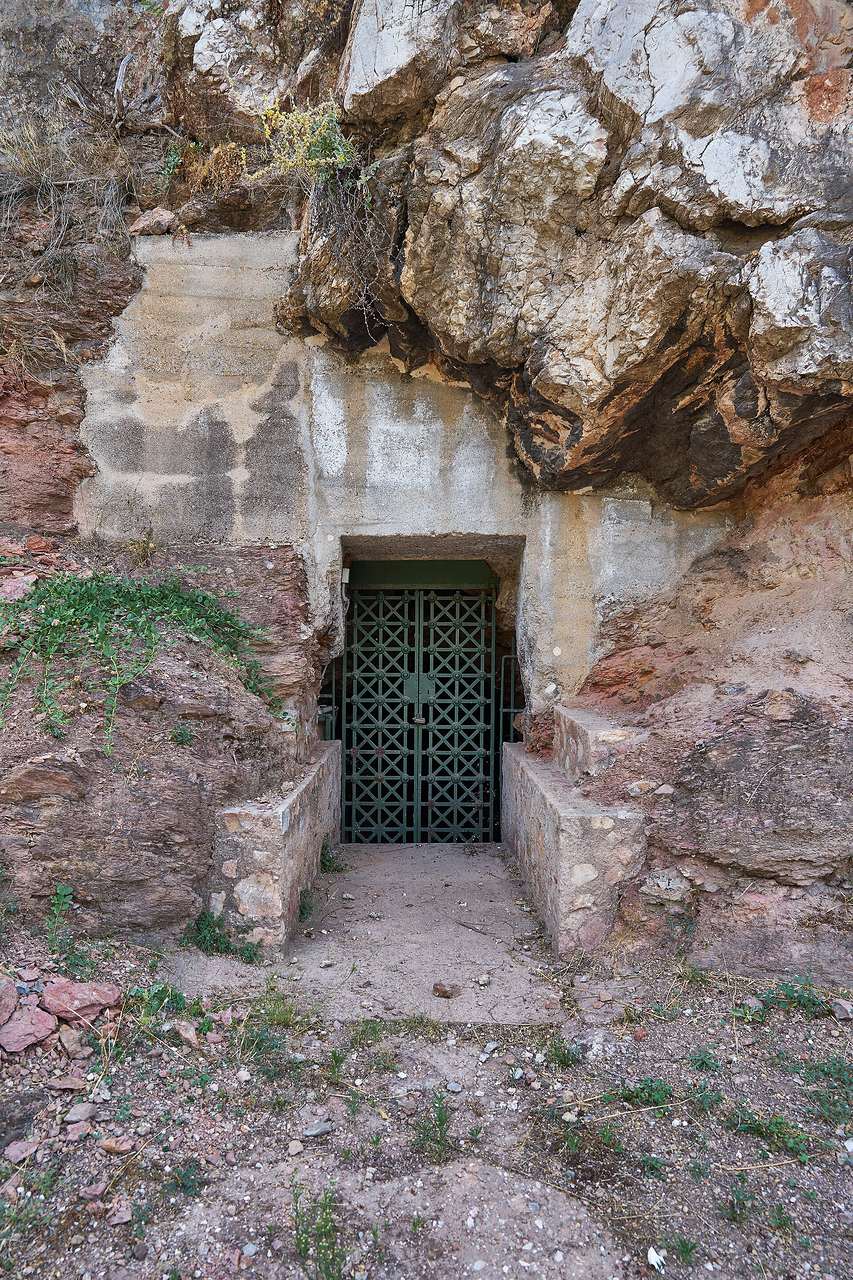 Entrada rupestre de la antigua fuente del Pnyx excavada en la roca
