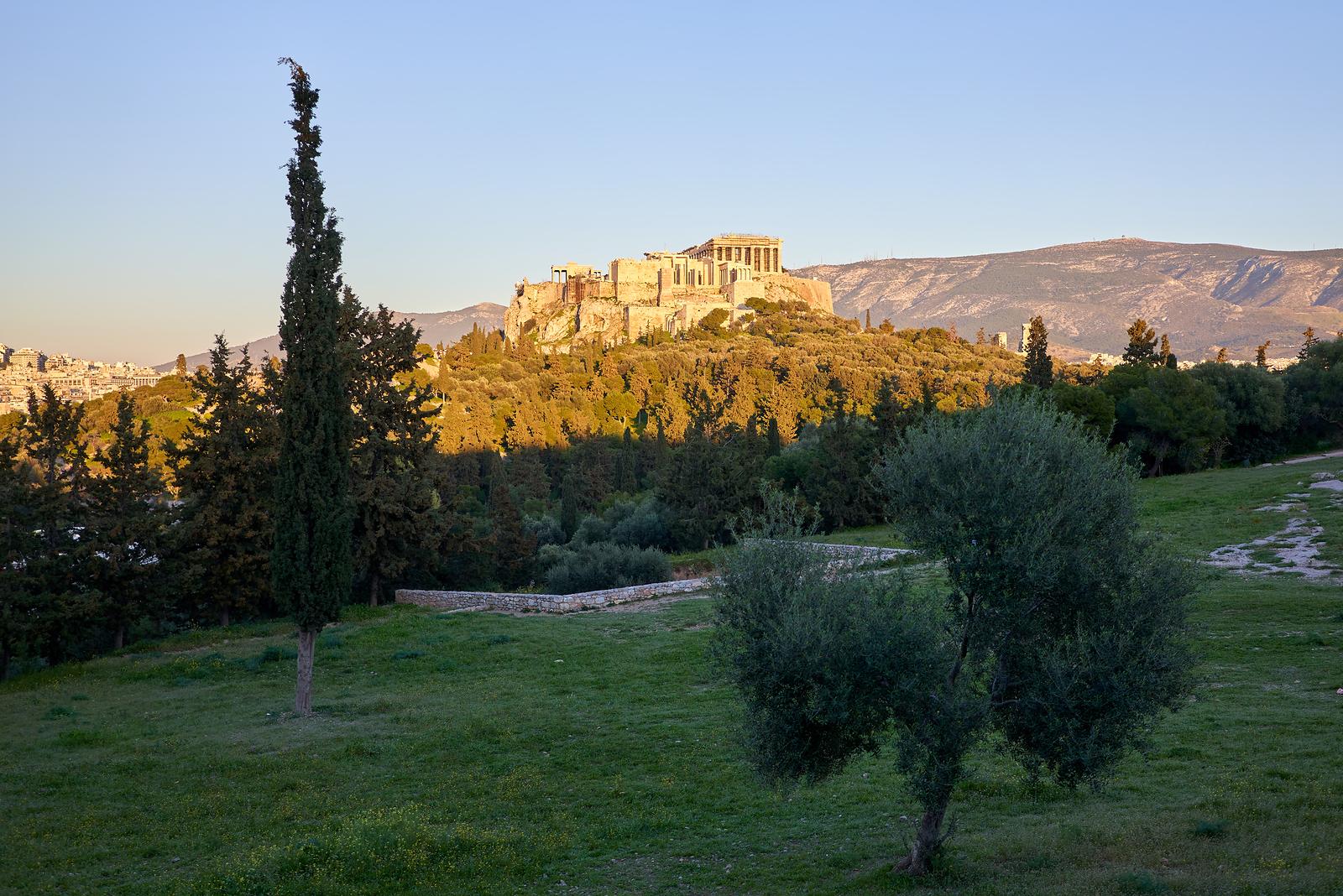 Acrópolis de Atenas iluminada por la luz dorada vista desde el Pnyx