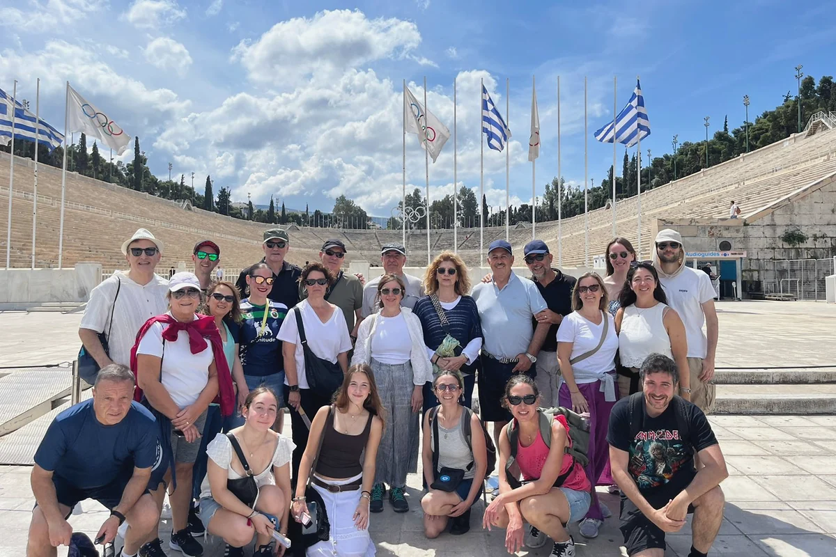 Grupo de viajeros durante el Free Tour Atenas Imprescindible en el Estadio Panatenaico