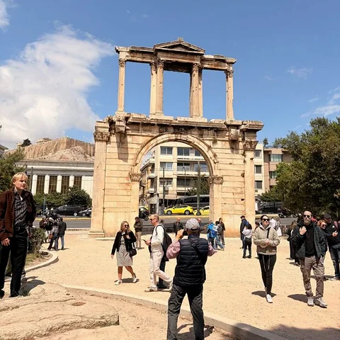 Viajero fotografiando el Arco de Adriano