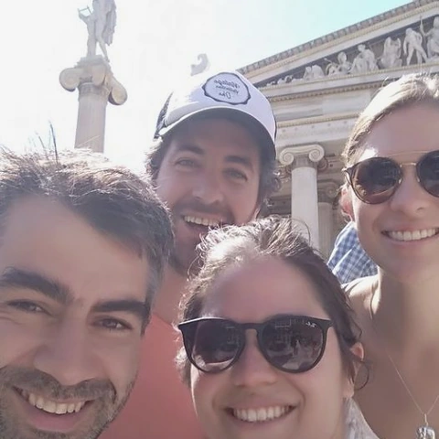 Grupo de cuatro viajeros durante su visita a Atenas